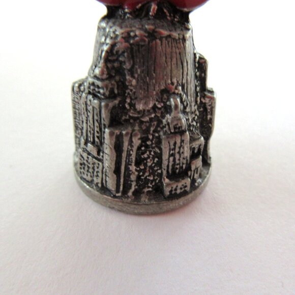 New York souvenir collectible thimble - big apple - skyscrapers - c 1970s-80s - Picture 4 of 9